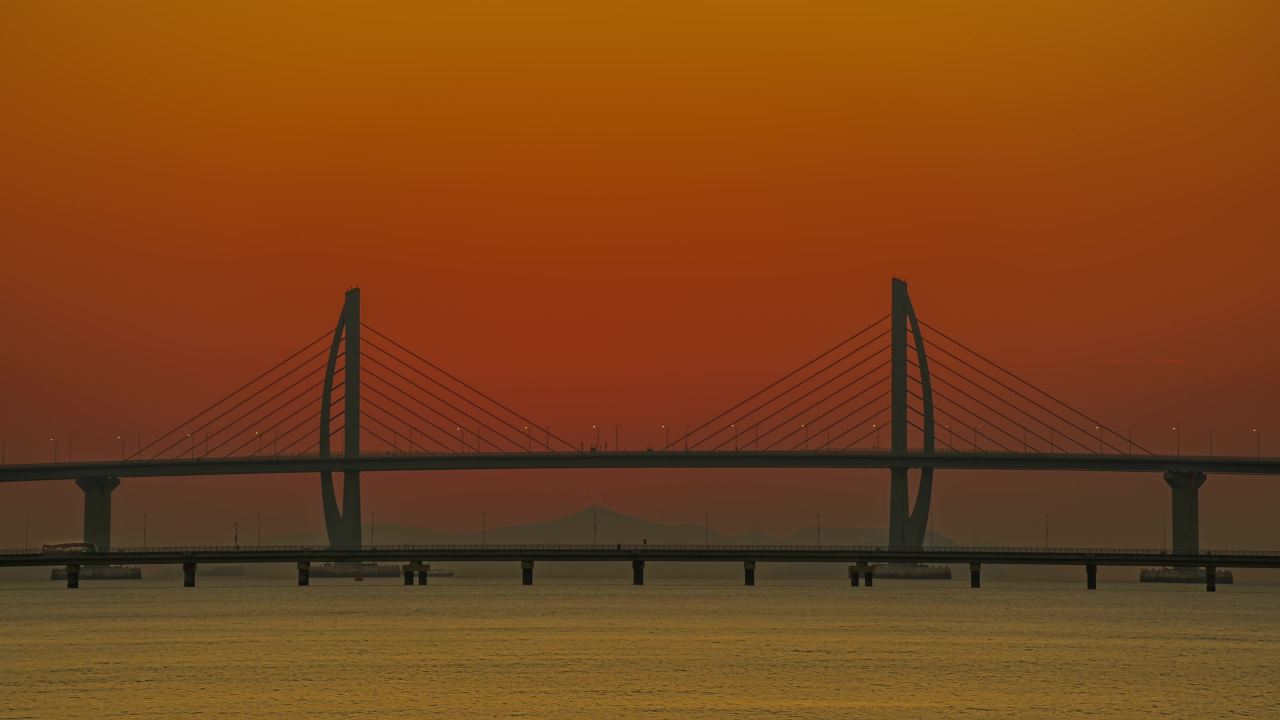 港珠澳大桥日出两座风帆桥塔中间