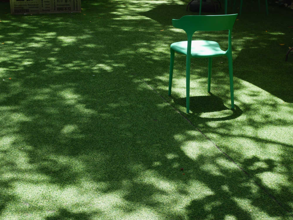 绿地上的绿椅子