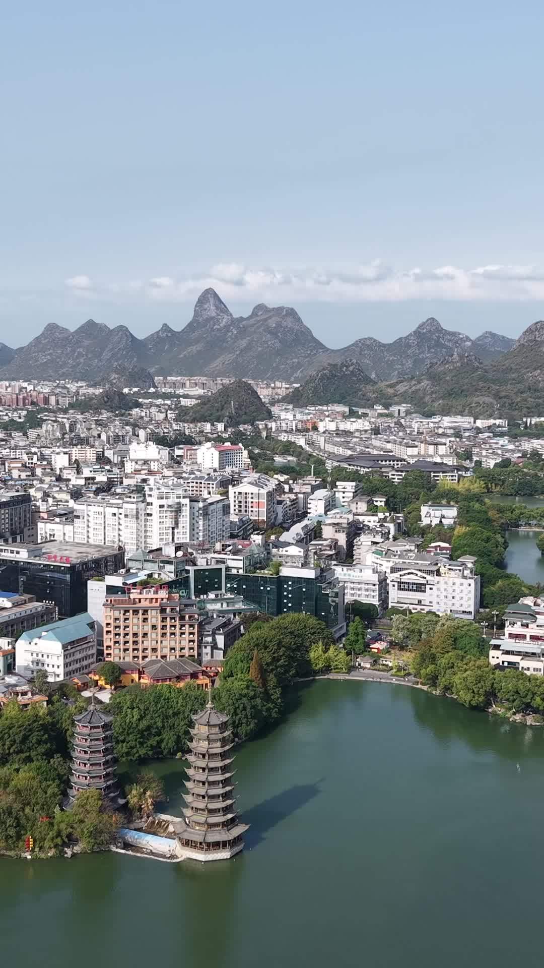 山水环绕的城市画卷