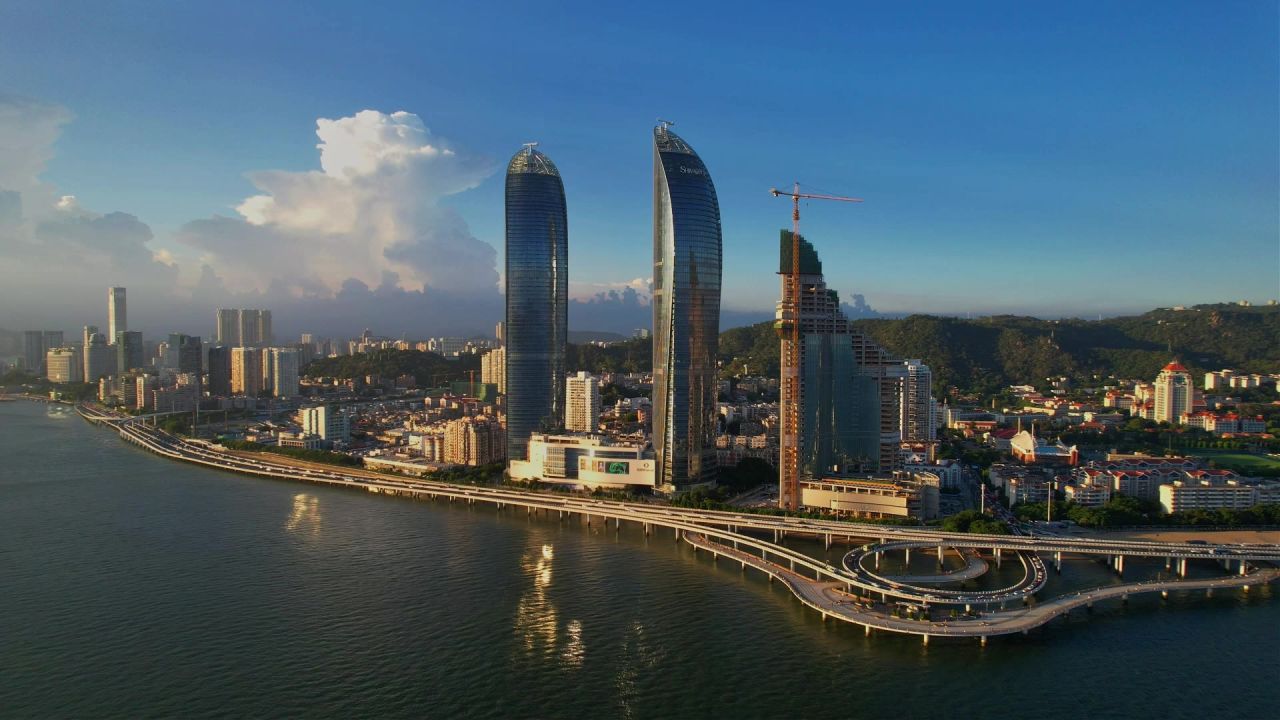 厦门航拍世贸海峡大厦