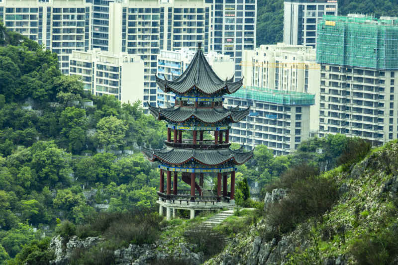 高山中的亭子