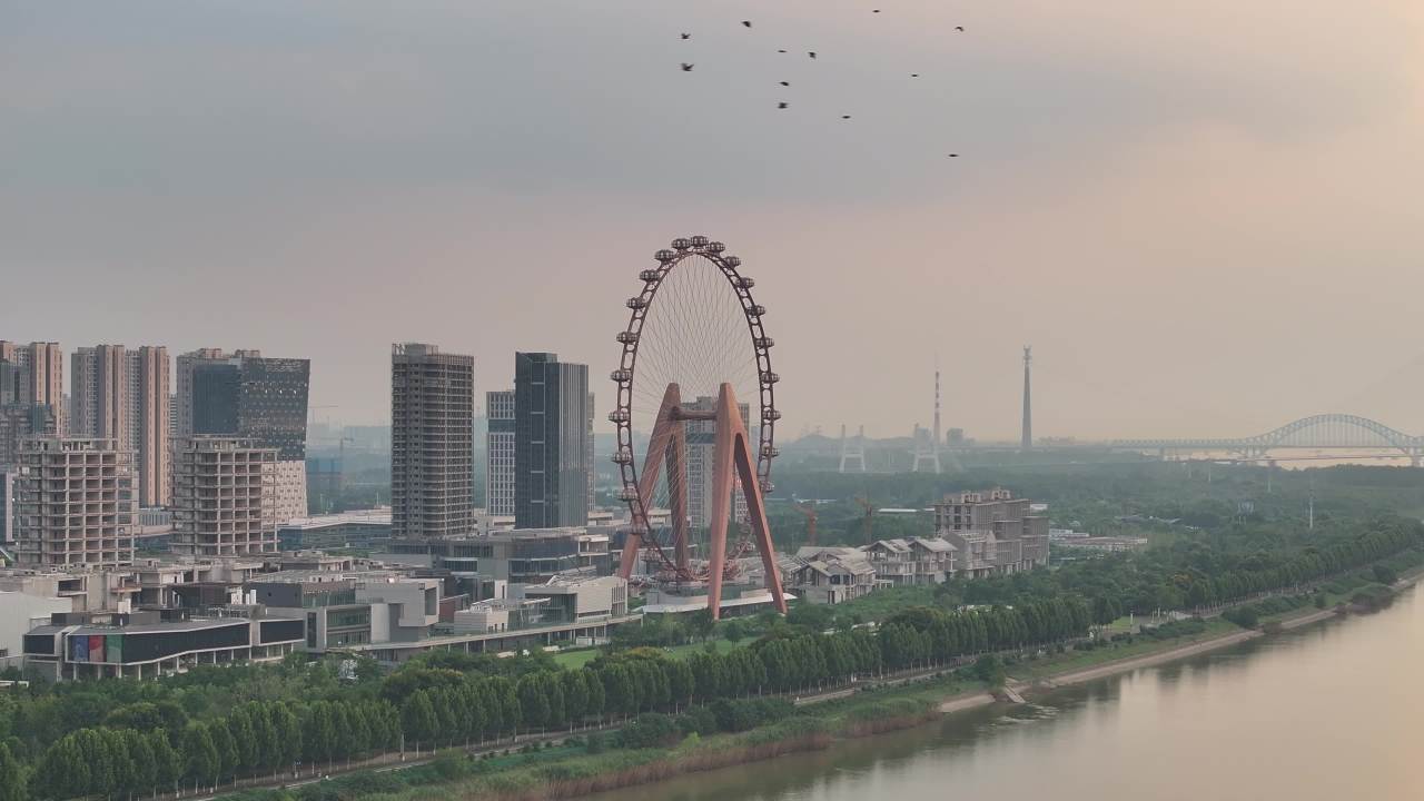 城市摩天轮的日落剪影