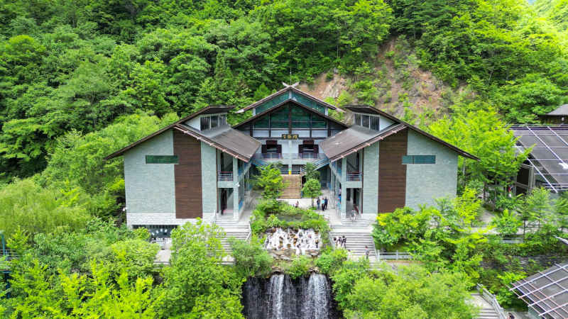 航拍湖北神农架官门山景区生物馆 