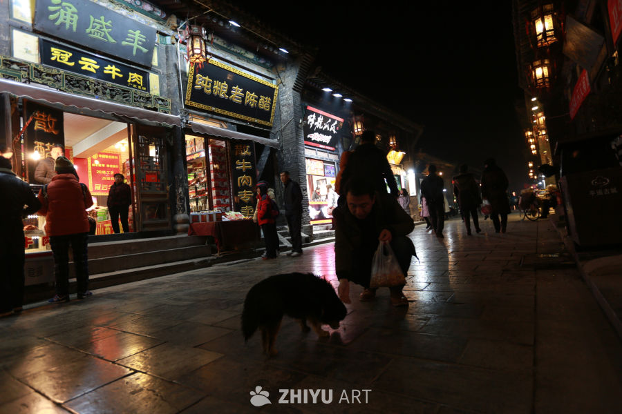 夜市灯火下的街景