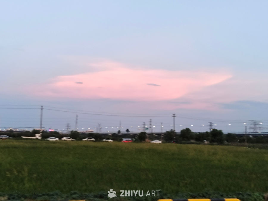 夕阳下的田野与城市