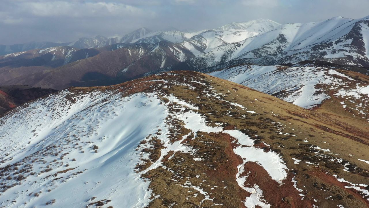 航拍风雪中的西藏洛隆县雪山风光