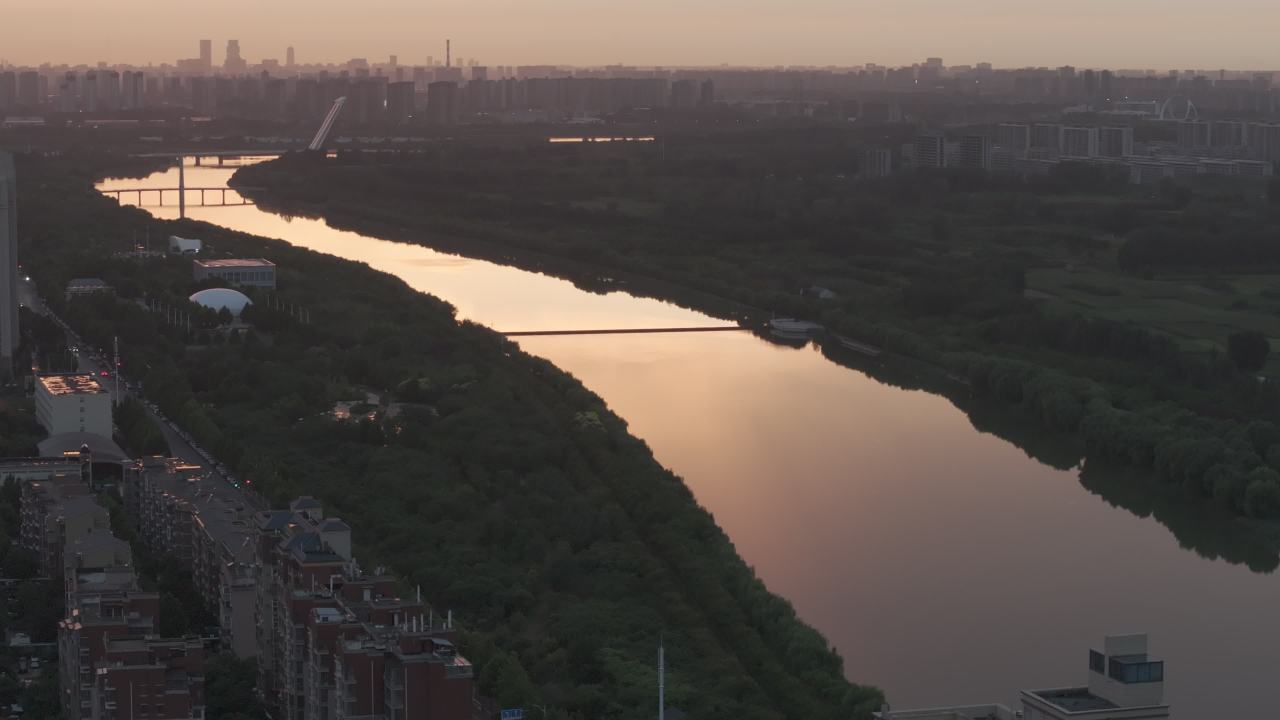 城市日落的宁静时光