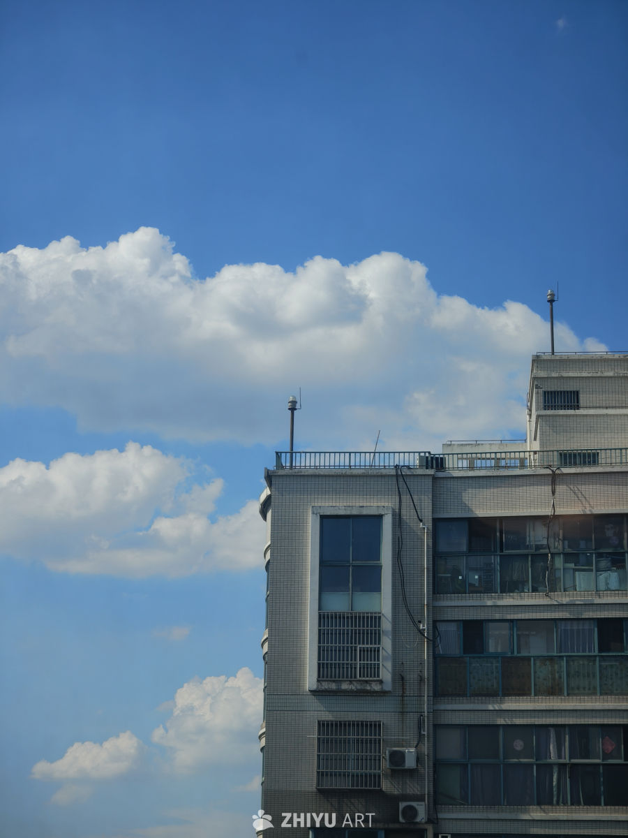 晴空之下的住宅楼