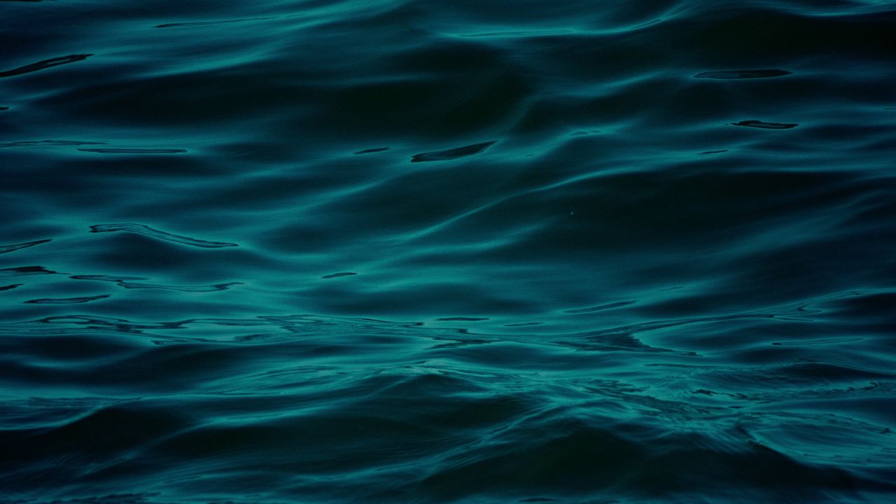 夜晚深邃的海浪慢镜头升格