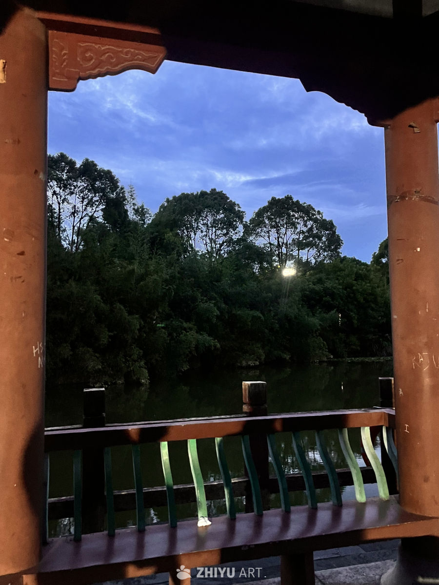 湖畔夜色静谧