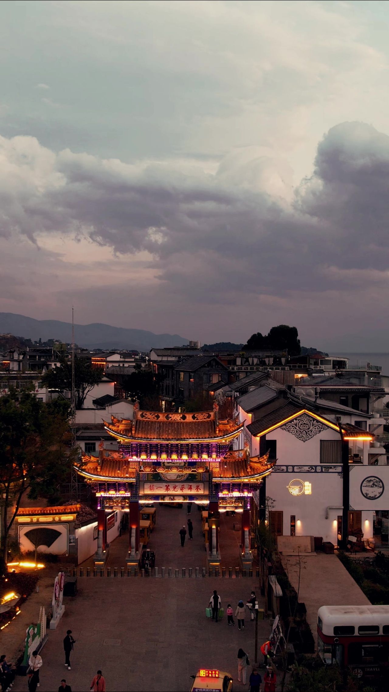云南大理双廊古镇夜幕降临夜景灯光竖屏航拍 
