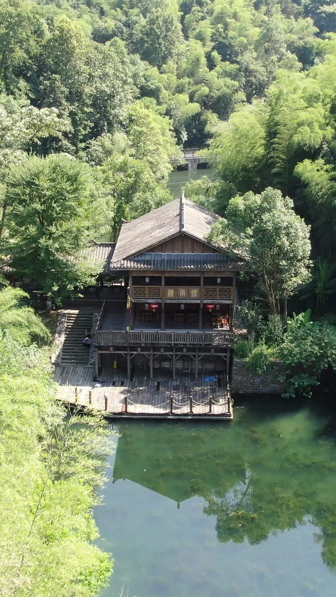 湖畔木屋的宁静时光