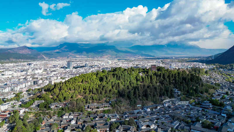 航拍云南丽江古城狮子山景区 