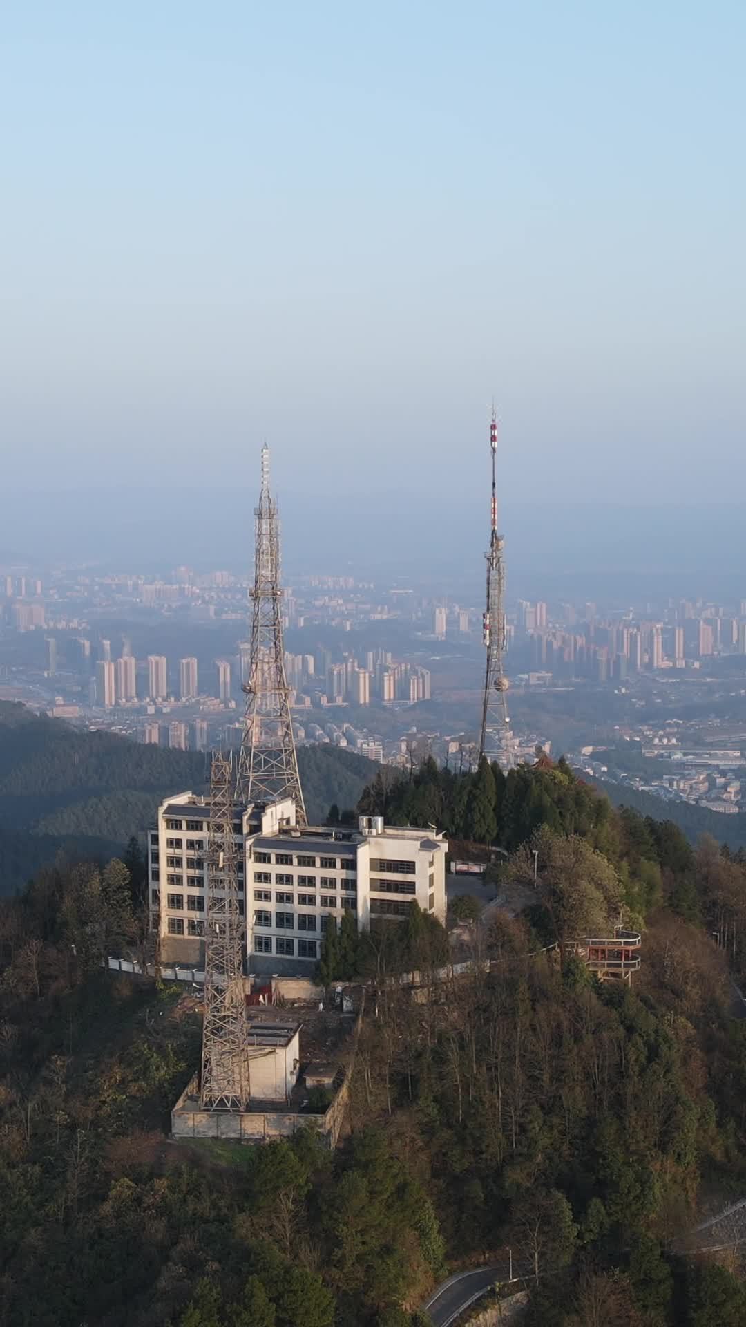 山巅通信塔与城市风光