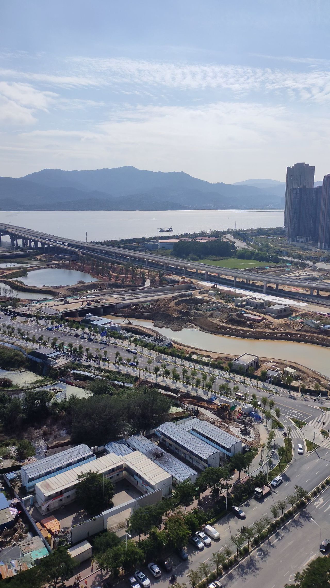 俯瞰窗外的建设和蓝天大江