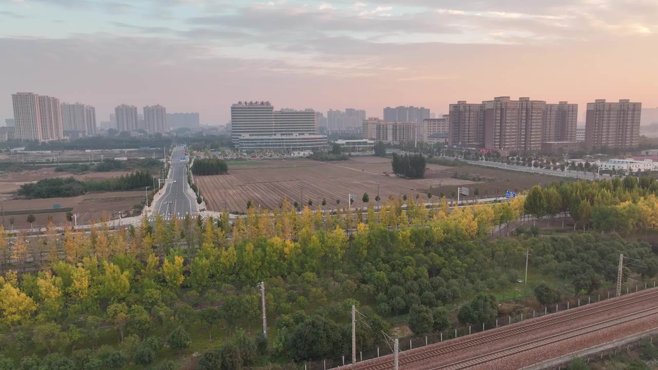 城市与农田的黄昏交响