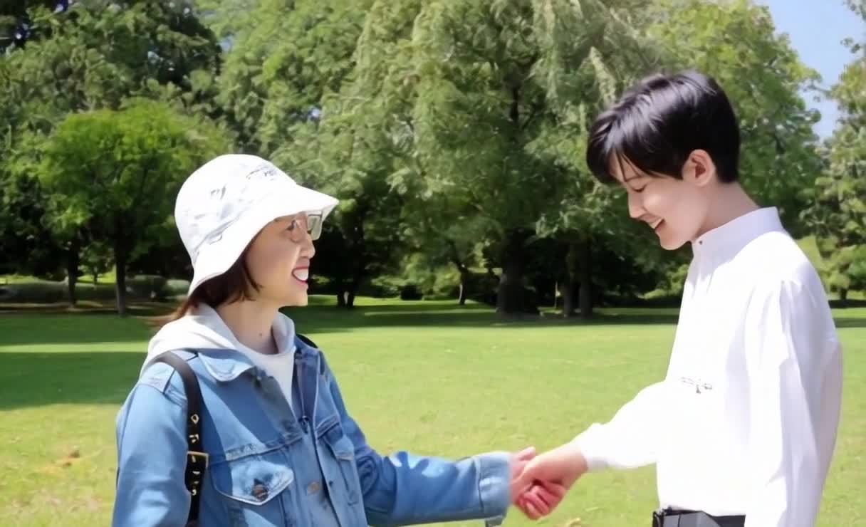 女子牛仔外套与白衬衫男子对视