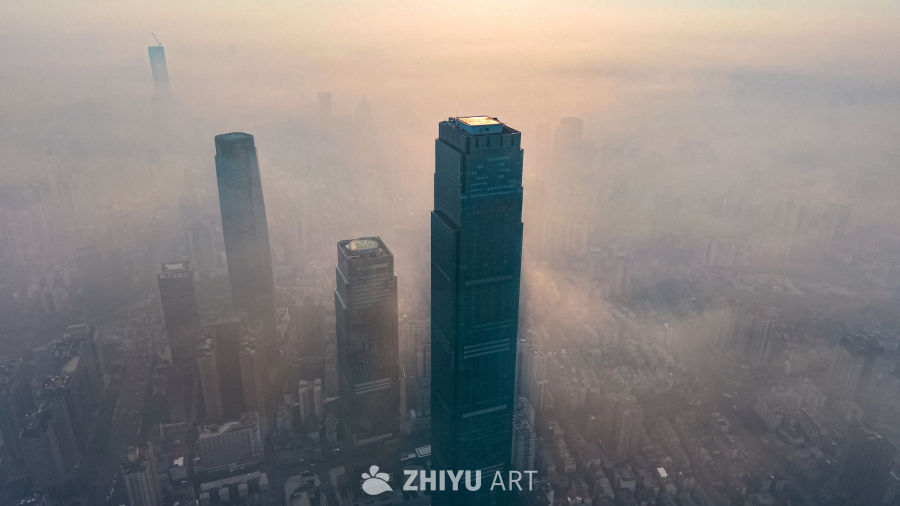 晨雾中的摩天大楼
