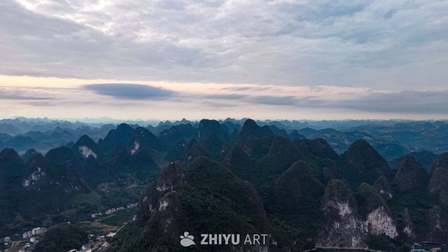 喀斯特山峰黄昏图