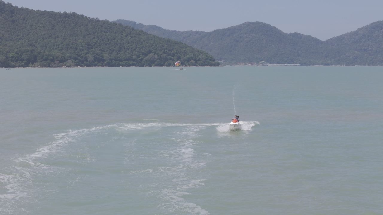 湖上水上摩托疾驰