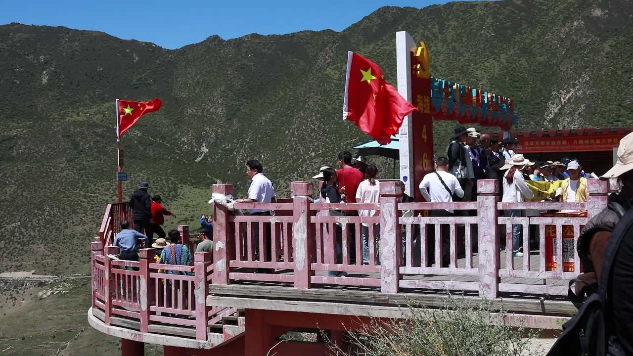 318国道72拐观景台登山者合影留念