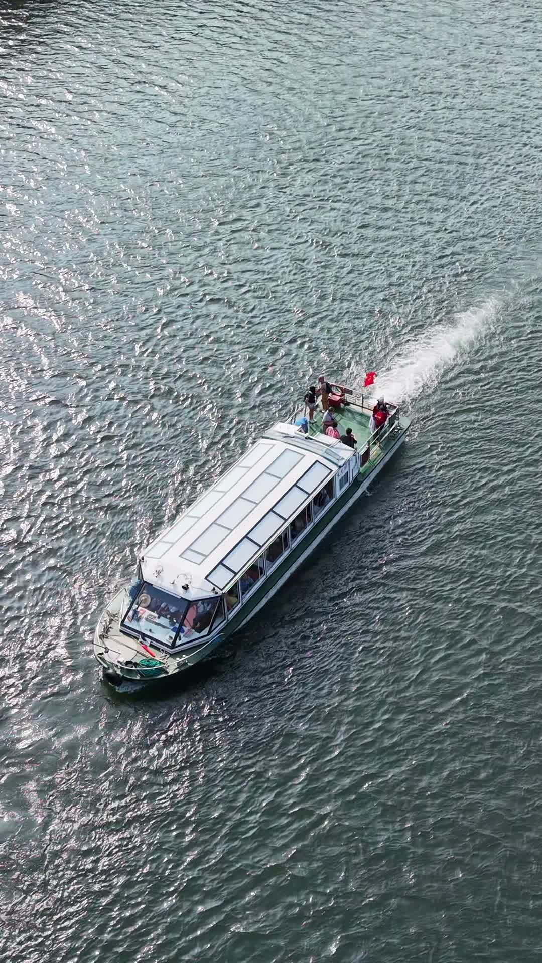阳光下的游船之旅