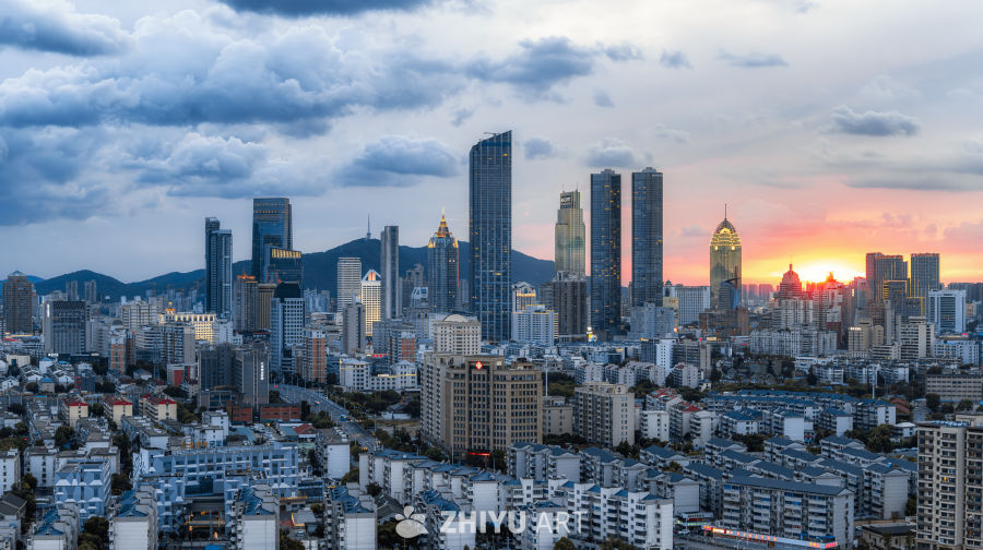 夕阳下的都市天际线