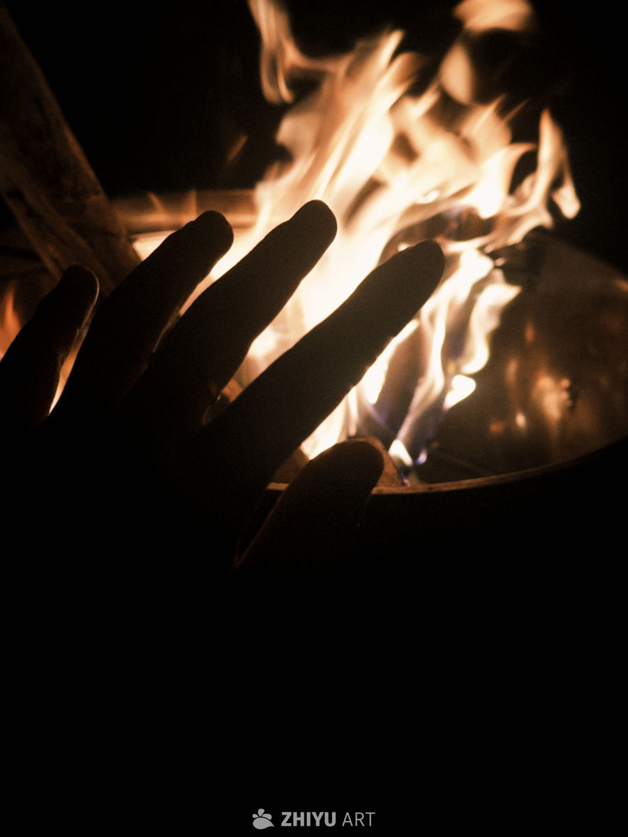 手映火光