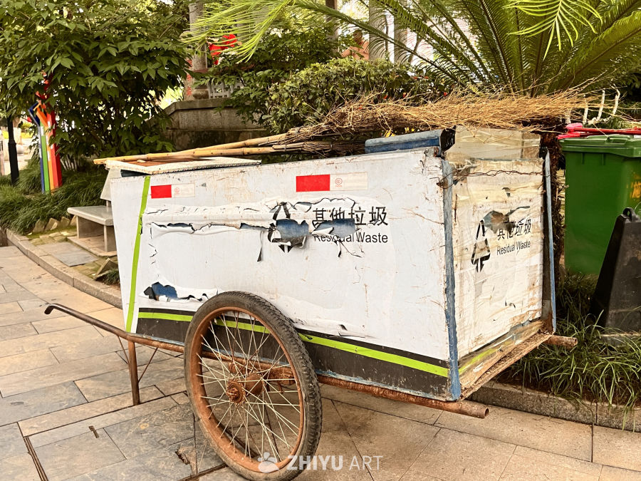 破旧的残余垃圾收集车