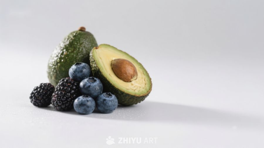 新鲜牛油果与浆果组合