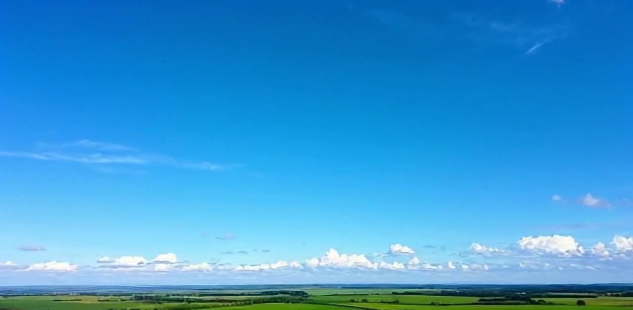 碧空万里绿野无垠白云点缀其间