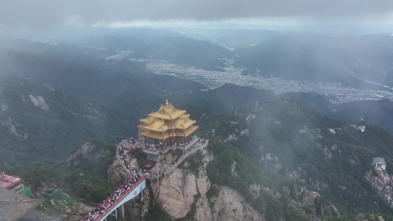 老君山4K航拍云雾山之中 18