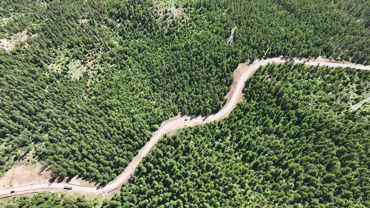 高山峡谷蓝天下白云环绕航拍