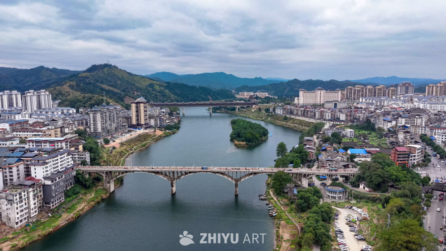 河畔城市的静谧时光