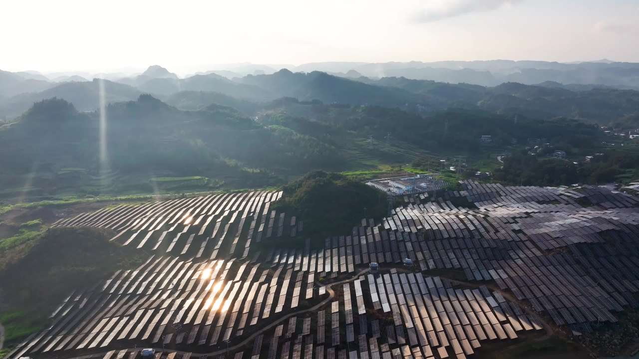 4k航拍贵州山区光伏发电站 新能源发电