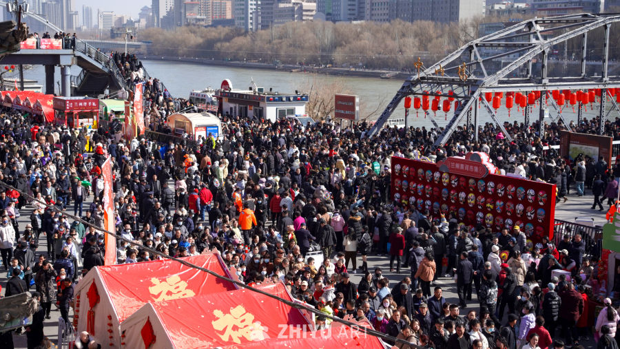 兰州黄河市集春节氛围浓厚 5