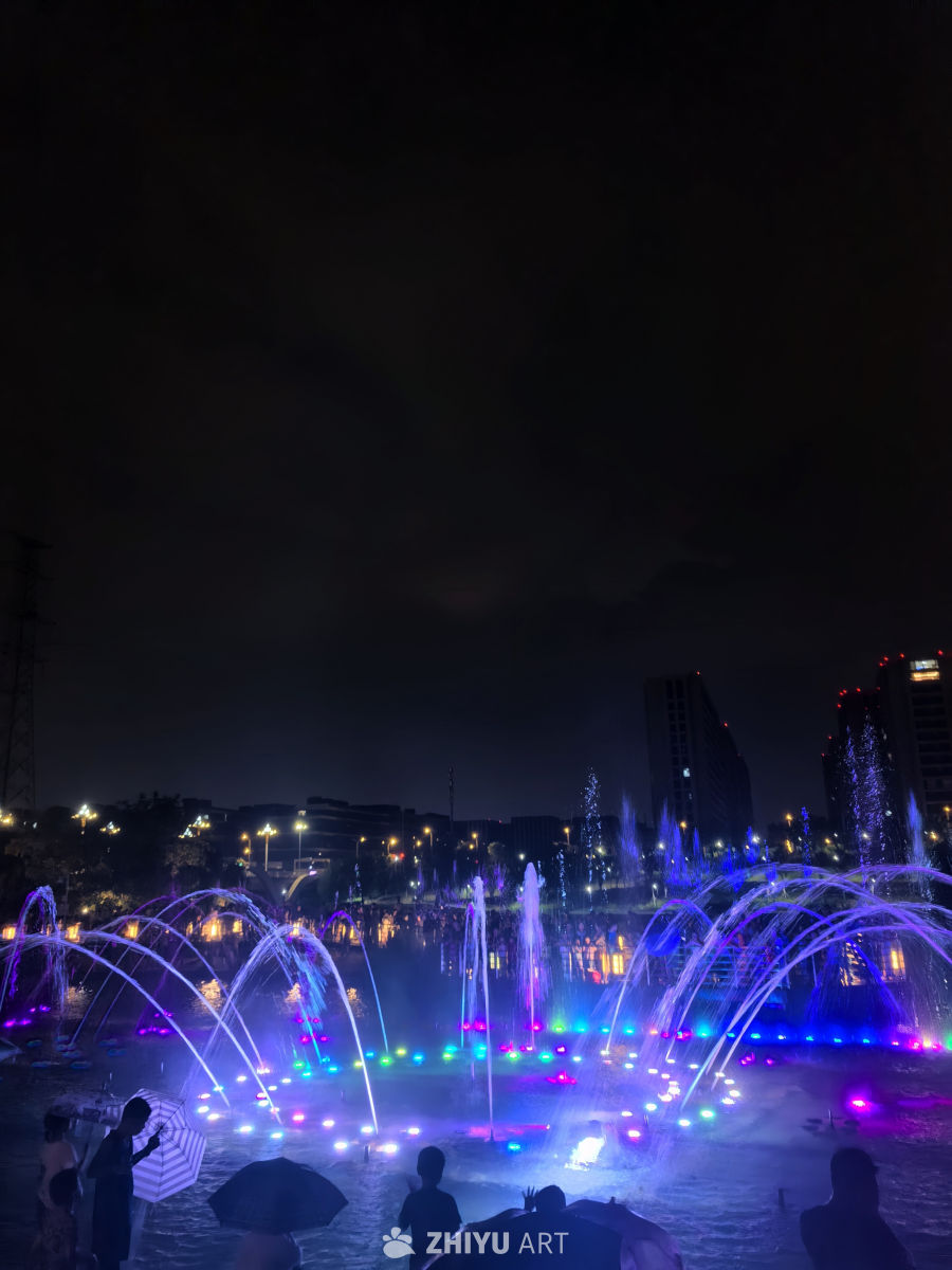 喷泉之所以美丽，是因为水有了压力