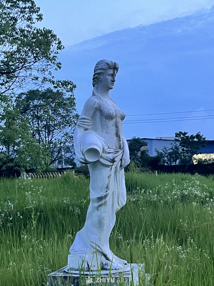 黄昏中的古典雕像
