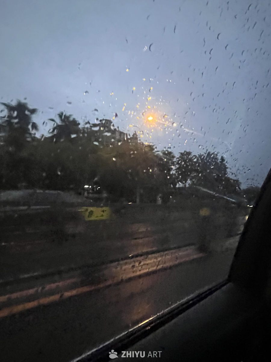 雨夜中的城市剪影