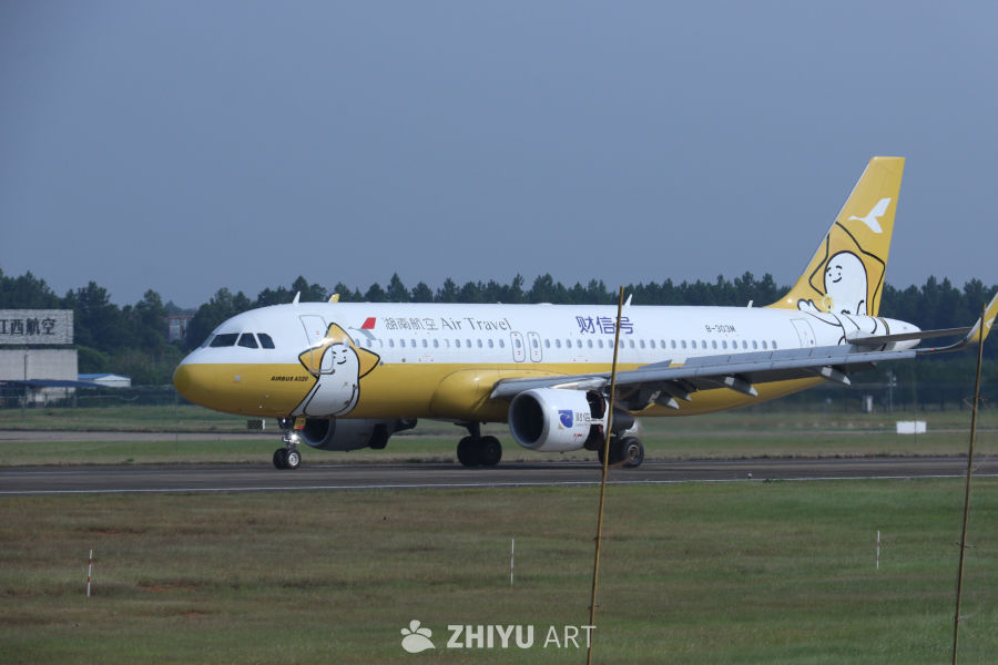 湖南航空彩绘飞机在机场滑行