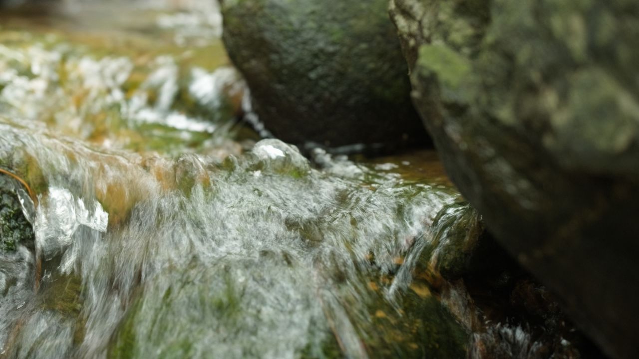 清澈山泉水温泉矿泉水小溪山涧 50