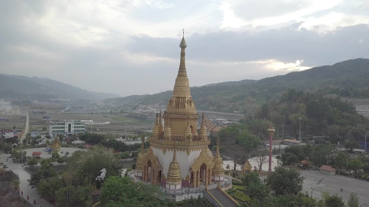 金塔与山丘的宁静之美