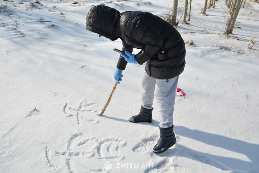 雪地上玩雪的女人