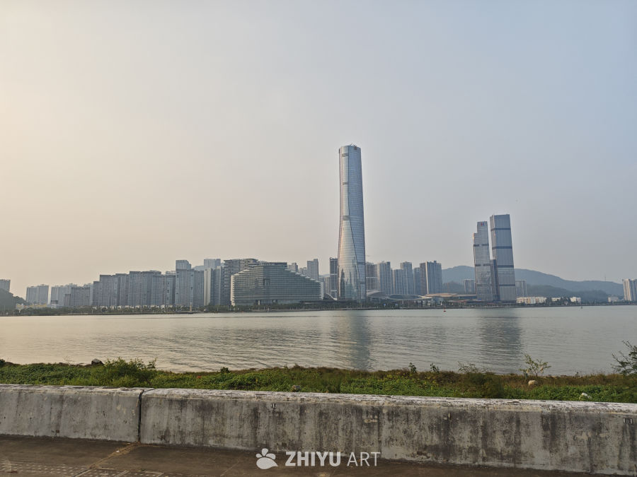 湖畔城市天际线