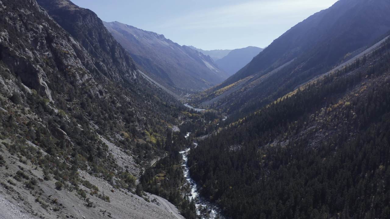 西藏秋季山间湖泊全景