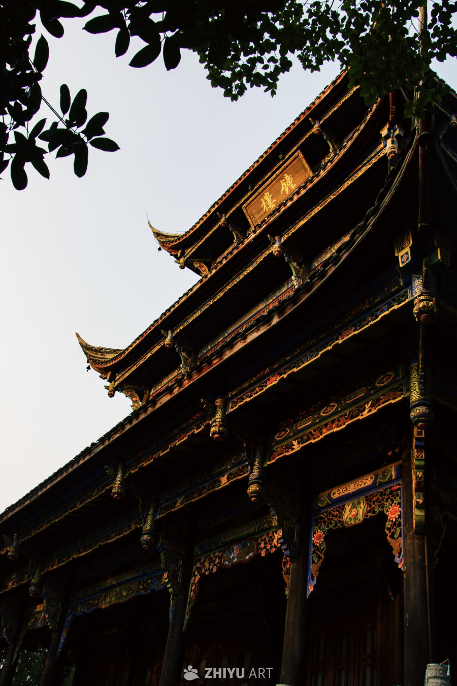 古建筑飞檐下的静谧时光