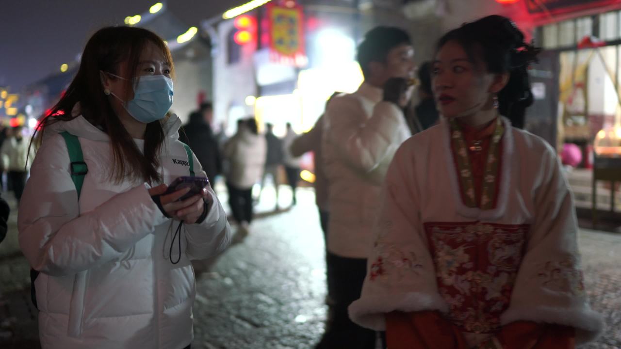 夜市中的传统与现代交织