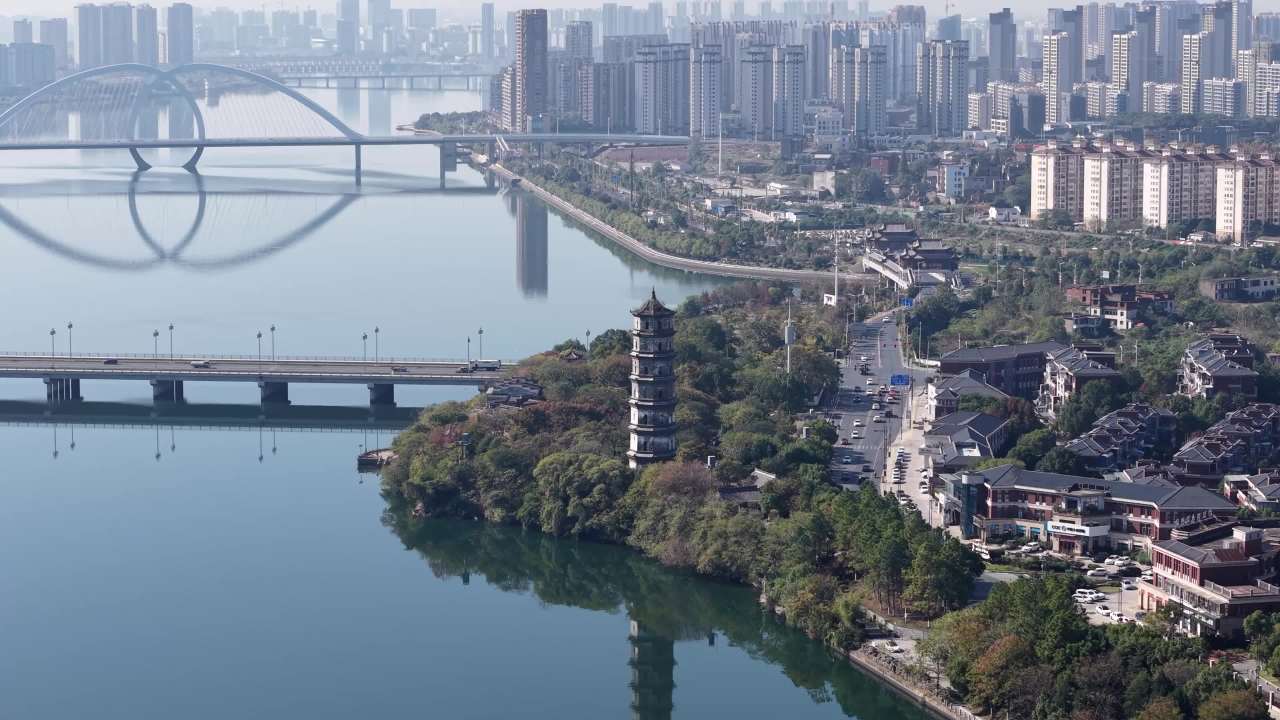 城市河畔的静谧时光