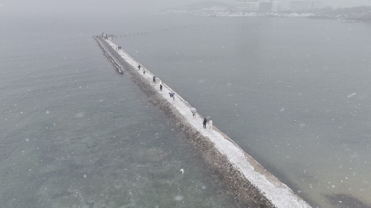 青岛八大关第二海水浴场海边雪景航拍 13