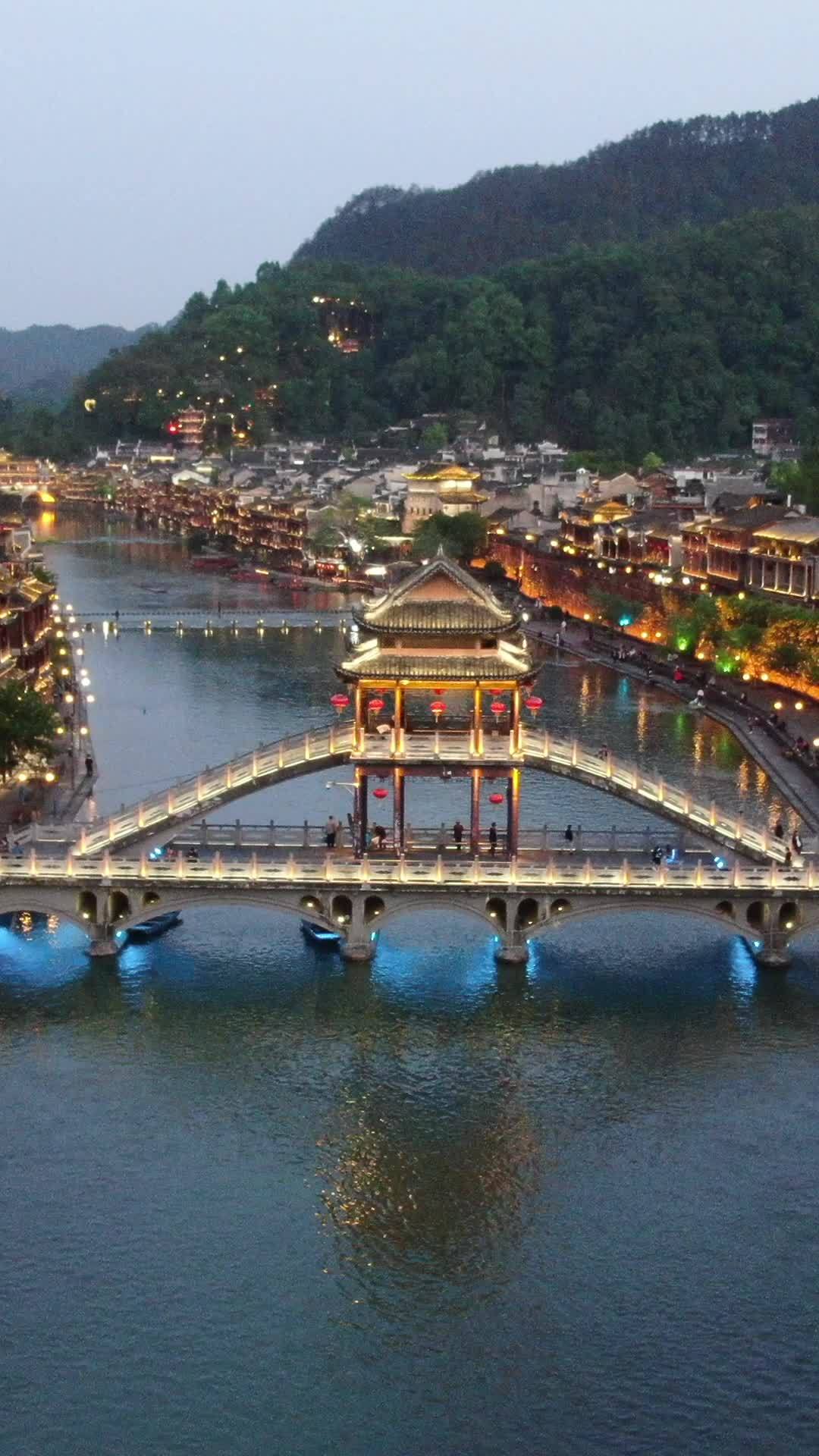 古桥夜色映古镇